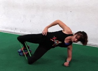 25 упражнений с фитнес-резинкой заменят занятие в спортзале