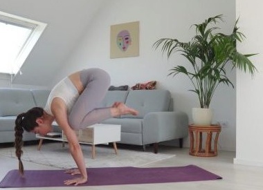 Как делать бакасану, чтобы развить силу рук и чувство баланса