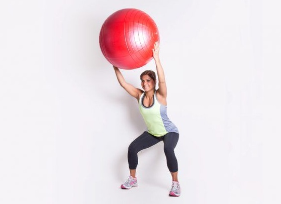 25 суперэффективных упражнений с фитболом для занятий дома