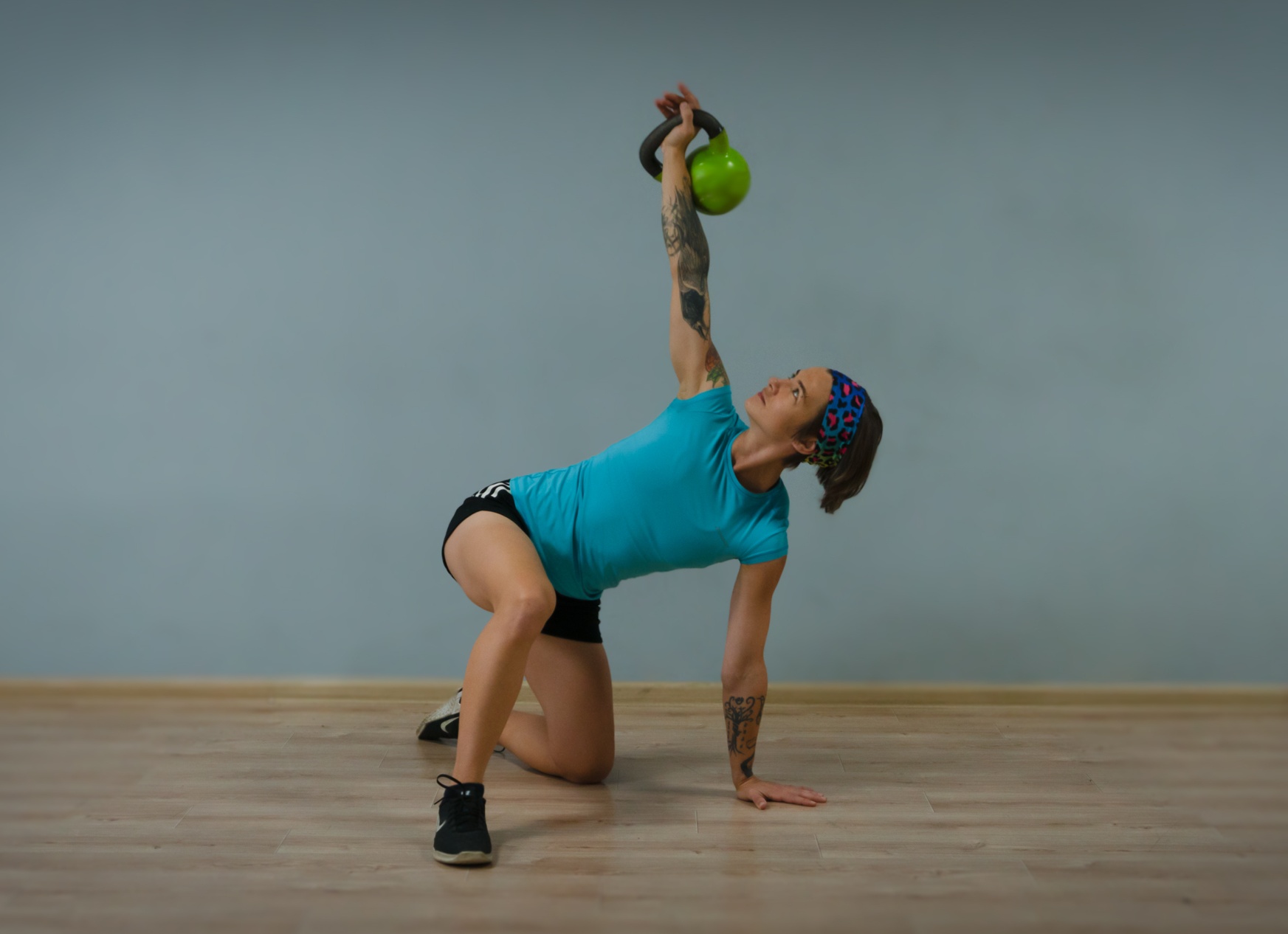 Прокачка: 3 упражнения с гирей для укрепления плеч и корпуса